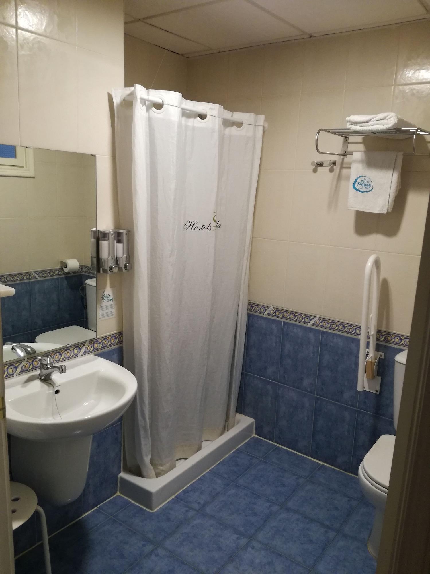Le Petit Paris Guest house 2*